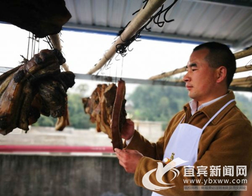 山东媳妇宜宾卖腊肉&nbsp;年售千万成“腊肉西施”(图5)