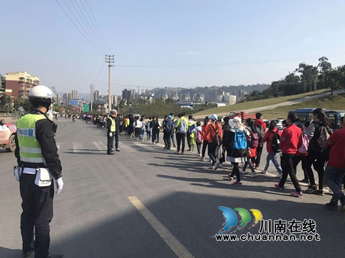 宜宾县交管大队护航育才中学师生登山活动