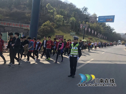 宜宾县交管大队护航育才中学师生登山活动(图1) 宜宾县交管大队护航育才中学师生登山活动(图1)