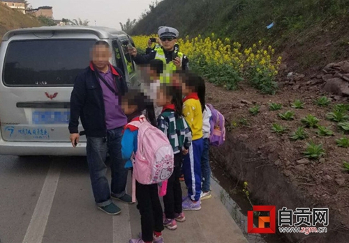 惊人!自贡一辆7座面包车竟塞进14名学生(图1) 惊人!自贡一辆7座面包车竟塞进14名学生(图1)