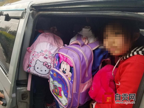 惊人!自贡一辆7座面包车竟塞进14名学生(图2) 惊人!自贡一辆7座面包车竟塞进14名学生(图2)