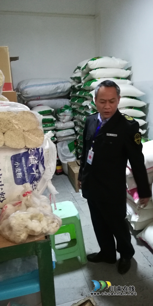 合江县食品安全检查组到九支中学检查食品安全(图2) 合江县食品安全检查组到九支中学检查食品安全(图2)