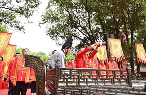 泸州老窖封藏大典:“关羽张飞赵云”都来了!(图6) 泸州老窖封藏大典:“关羽张飞赵云”都来了!(图6)