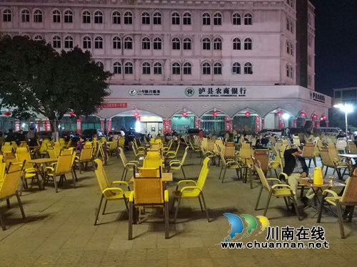 露天占道喝茶影响市容&nbsp;泸县多部门联合整治
