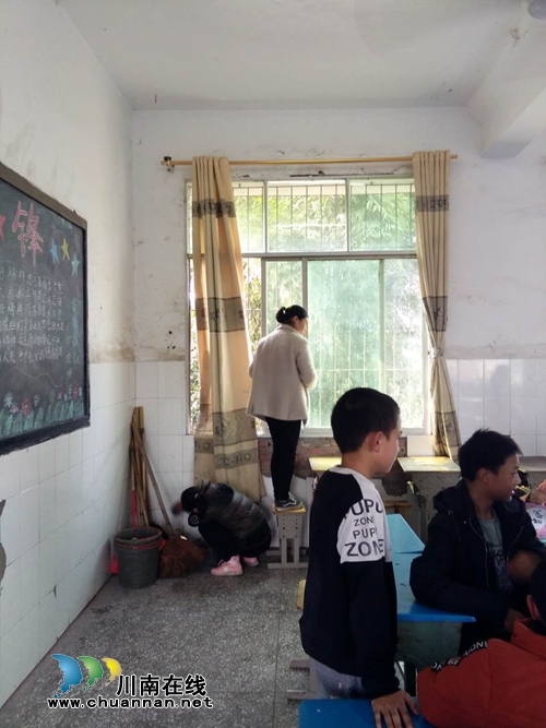 合江甘雨镇中心小学:整治校园环境卫生 迎接片区电子白板使用培训(图2) 合江甘雨镇中心小学:整治校园环境卫生 迎接片区电子白板使用培训(图2)
