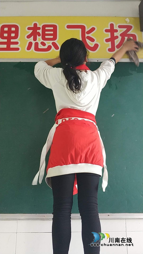 合江甘雨镇中心小学：整治校园环境卫生&nbsp;迎接片区电子白板使用培训