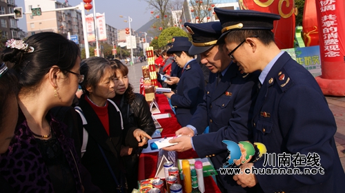 古蔺县举行“3.15”国际消费者权益日宣传咨询活动(图3) 古蔺县举行“3.15”国际消费者权益日宣传咨询活动(图3)