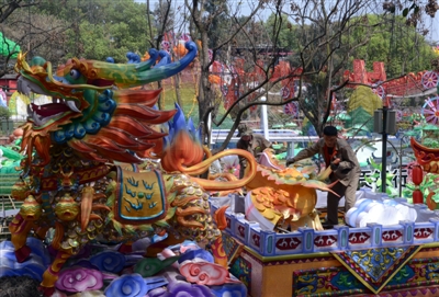 自贡灯会熄灯 多地商家抢光灯展精品(图1) 自贡灯会熄灯 多地商家抢光灯展精品(图1)