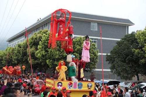 宜宾兴文大坝高装巡游吸引数万人围观(图2) 宜宾兴文大坝高装巡游吸引数万人围观(图2)