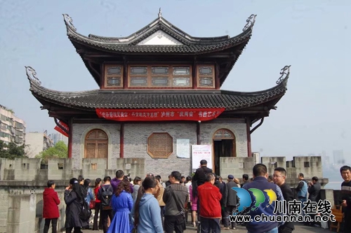 翰墨丹青传真情！泸州名家书画亮相东门城楼(图2)