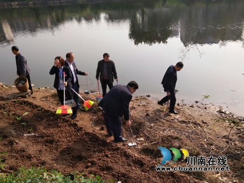 泸县玉蟾街道联合邮储银行泸县分行开展学雷锋志愿服务活动(图3) 泸县玉蟾街道联合邮储银行泸县分行开展学雷锋志愿服务活动(图3)