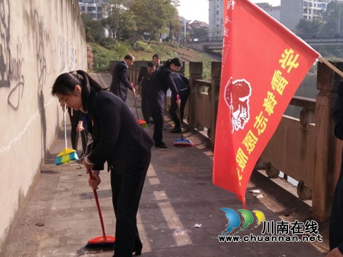 泸县玉蟾街道联合邮储银行泸县分行开展学雷锋志愿服务活动(图4) 泸县玉蟾街道联合邮储银行泸县分行开展学雷锋志愿服务活动(图4)