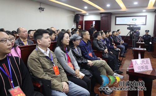 泸州首例庭审行政诉讼案 人大代表进法院旁听(图2) 泸州首例庭审行政诉讼案 人大代表进法院旁听(图2)