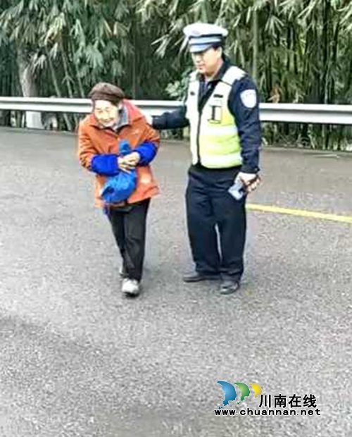宜宾筠连交警热心护送年迈老人就医(图1) 宜宾筠连交警热心护送年迈老人就医(图1)