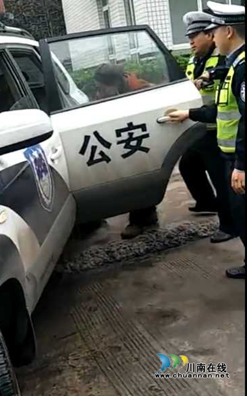 宜宾筠连交警热心护送年迈老人就医