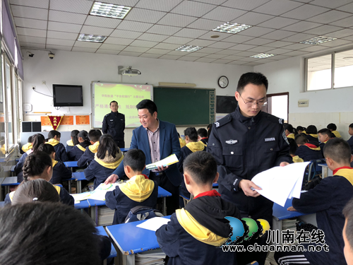 江阳区华阳街道开展平安校园行主题宣传活动(图1) 江阳区华阳街道开展平安校园行主题宣传活动(图1)