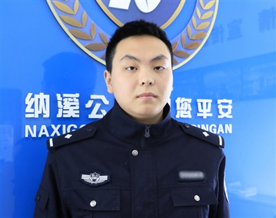智救轻生女孩 泸州90后“小鲜肉”警察成网红(图1) 智救轻生女孩 泸州90后“小鲜肉”警察成网红(图1)