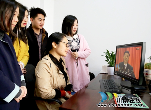 龙马潭区机关干部职工集中收看“两会”闭幕式(图1)