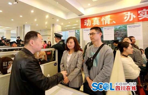 宜宾随军家属就业招聘会 100多个岗位供军嫂(图3) 宜宾随军家属就业招聘会 100多个岗位供军嫂(图3)