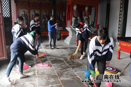 贵州六盘水盘州市双凤镇东盛园学校开展“崇德乐善”志愿者服务活动(图2) 贵州六盘水盘州市双凤镇东盛园学校开展“崇德乐善”志愿者服务活动(图2)