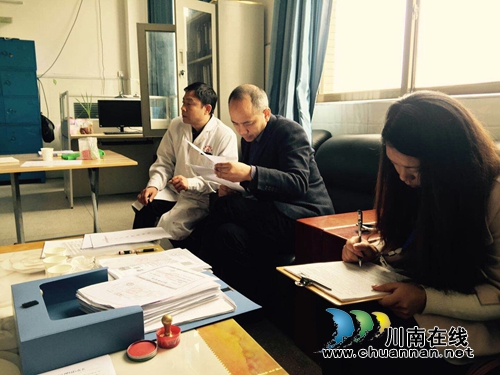 泸县食药监局到百和镇开展医疗机构非法配制制剂专项检查(图1)