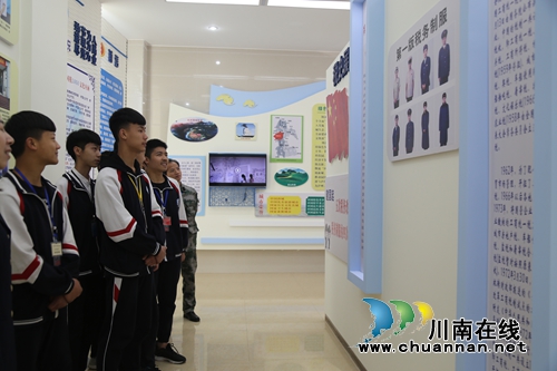 纳溪:税法宣传进校园 学生变身“小税官”(图3) 纳溪:税法宣传进校园 学生变身“小税官”(图3)