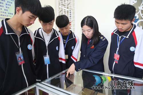 纳溪:税法宣传进校园 学生变身“小税官”(图5) 纳溪:税法宣传进校园 学生变身“小税官”(图5)