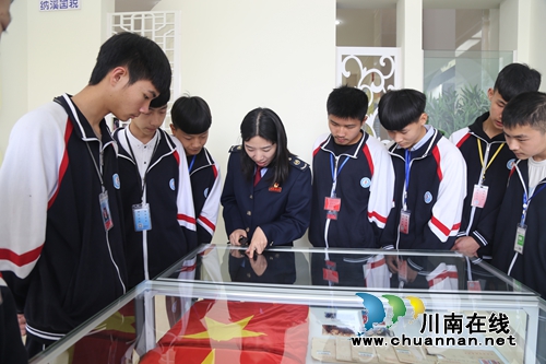 纳溪:税法宣传进校园 学生变身“小税官”(图4) 纳溪:税法宣传进校园 学生变身“小税官”(图4)
