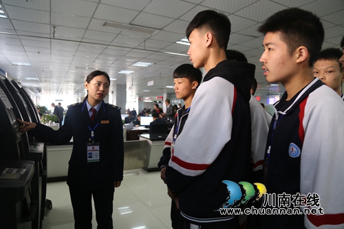 纳溪:税法宣传进校园 学生变身“小税官”(图6) 纳溪:税法宣传进校园 学生变身“小税官”(图6)