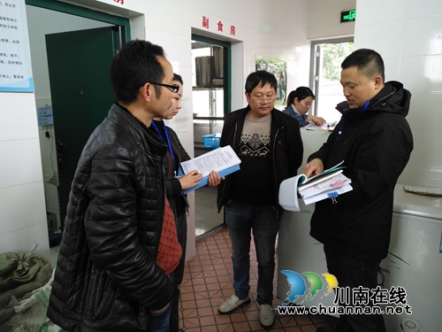 泸县食药监局太伏监管所强化校园及周边食品安全专项检查