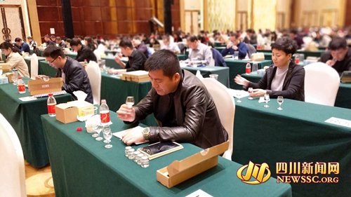 白酒品酒师齐聚泸州舌尖争霸 冠军奖金15万(图2) 白酒品酒师齐聚泸州舌尖争霸 冠军奖金15万(图2)