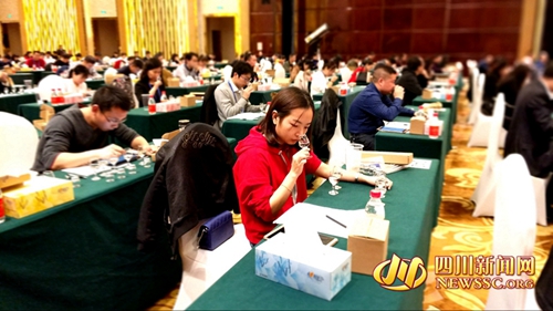 白酒品酒师齐聚泸州舌尖争霸 冠军奖金15万(图3) 白酒品酒师齐聚泸州舌尖争霸 冠军奖金15万(图3)
