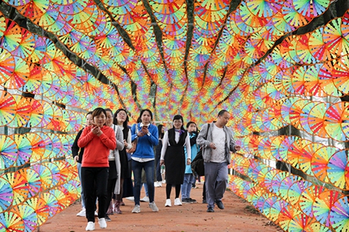 百万风车舞动人间 自贡七彩风车艺术节开幕(图1) 百万风车舞动人间 自贡七彩风车艺术节开幕(图1)