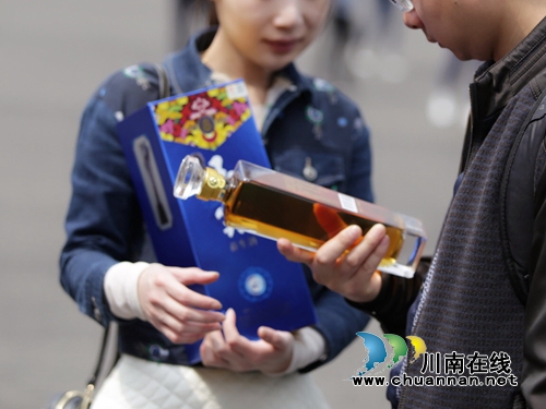 2018酒博会开幕 玉露酒惊艳亮相备受青睐!(图6) 2018酒博会开幕 玉露酒惊艳亮相备受青睐!(图6)