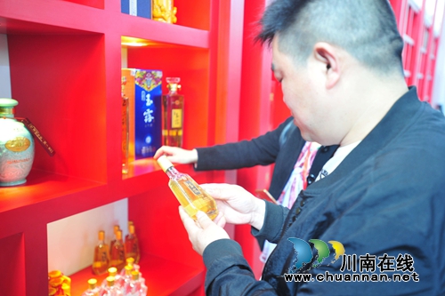 2018酒博会开幕 玉露酒惊艳亮相备受青睐!(图7) 2018酒博会开幕 玉露酒惊艳亮相备受青睐!(图7)
