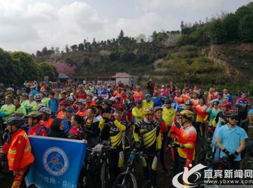 上百人骑游宜宾珙县龙茶花海&nbsp;畅享乡村美景(图1)