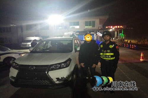 泸县巡警在立石镇查获两台无牌照未投保车辆