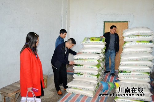 叙永县教育局纪委书记温俊良深入叙永一中检查指导工作(图1) 叙永县教育局纪委书记温俊良深入叙永一中检查指导工作(图1)