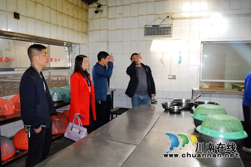 叙永县教育局纪委书记温俊良深入叙永一中检查指导工作