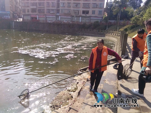 泸县百和镇巾帼志愿者开展“爱水护河”周末志愿服务1小时活动(图3) 泸县百和镇巾帼志愿者开展“爱水护河”周末志愿服务1小时活动(图3)