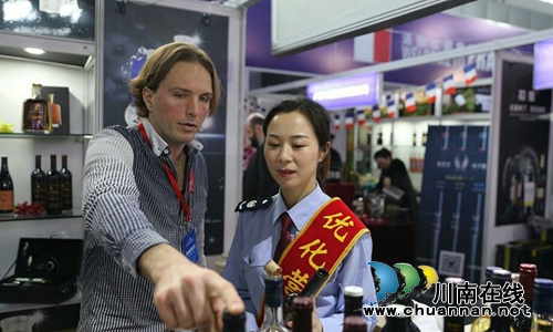 泸州市国地税纳税服务志愿者“扮靓”酒博会(图2) 泸州市国地税纳税服务志愿者“扮靓”酒博会(图2)