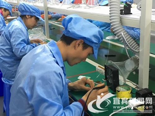 智能手表出炉 宜宾“翠屏智造”开拓海外市场(图1) 智能手表出炉 宜宾“翠屏智造”开拓海外市场(图1)