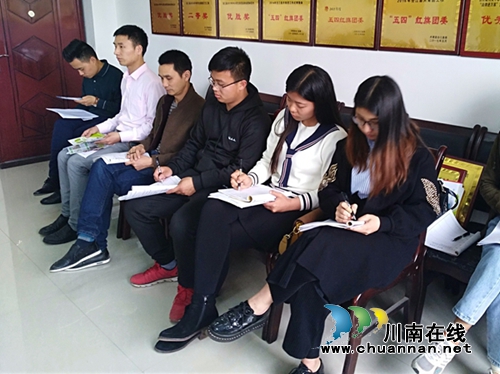 合江县二人医到九支中学举办防艾防结核病培训会