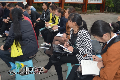 省委宣讲分队到泸县玉蟾街道宣讲******来川视察重要讲话精神(图6) 省委宣讲分队到泸县玉蟾街道宣讲******来川视察重要讲话精神(图6)