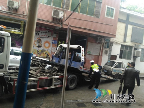 宜宾筠连县交警大队多举措规范城区道路交通秩序(图1) 宜宾筠连县交警大队多举措规范城区道路交通秩序(图1)