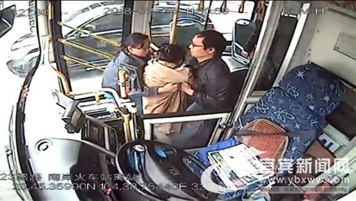 乘客突发病 宜宾女公交司机变身“急救医生”(图1) 乘客突发病 宜宾女公交司机变身“急救医生”(图1)