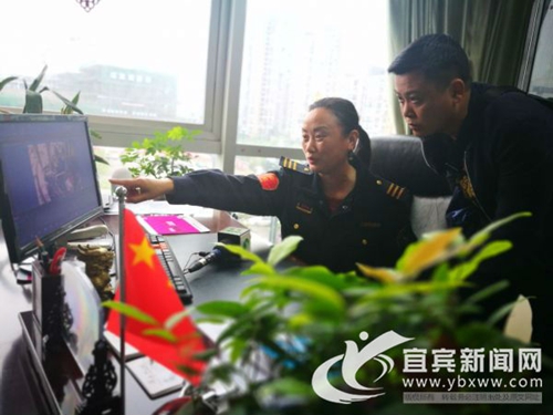 乘客突发病 宜宾女公交司机变身“急救医生”(图2) 乘客突发病 宜宾女公交司机变身“急救医生”(图2)