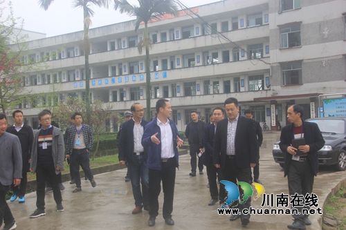 泸县副县长先泽平带队检查百和镇学校安全工作(图2) 泸县副县长先泽平带队检查百和镇学校安全工作(图2)