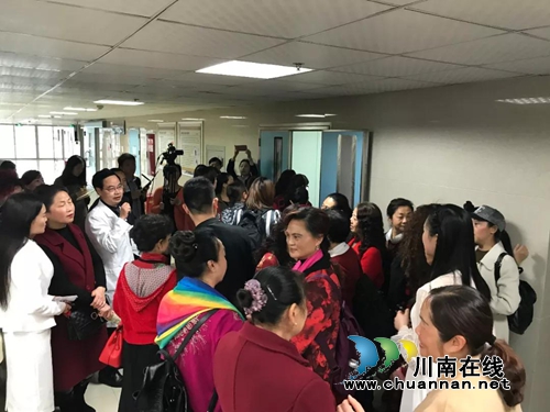 泸州:“网红”教授作讲座,5万粉丝齐互动(图10) 泸州:“网红”教授作讲座,5万粉丝齐互动(图10)