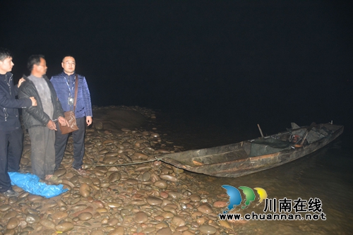 泸州抓获首例驾船进行“电打鱼”案件嫌疑人(图1) 泸州抓获首例驾船进行“电打鱼”案件嫌疑人(图1)